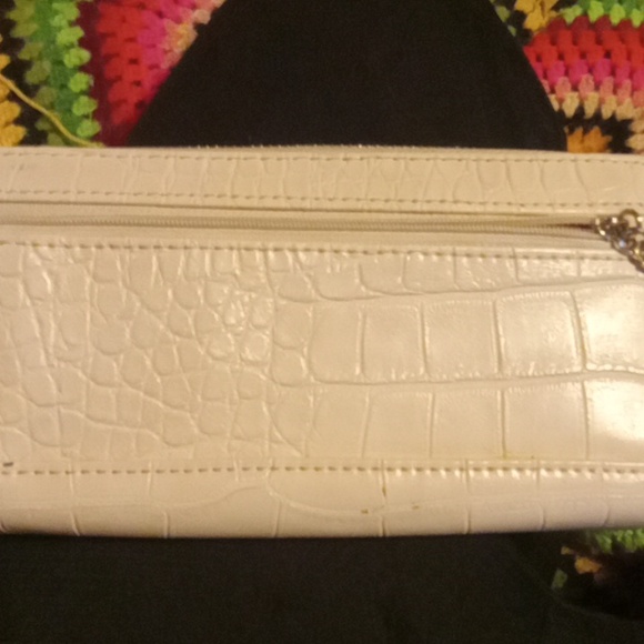 Guess wallet  bran new  off white - Picture 4 of 4